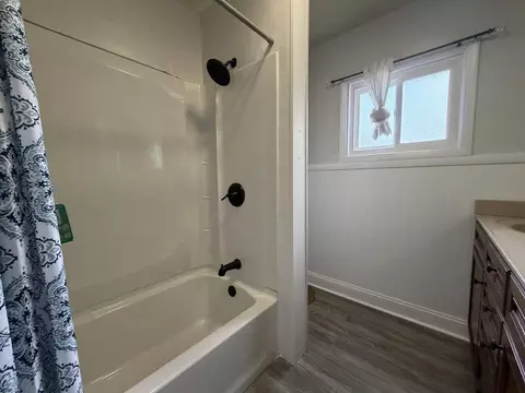 Bath - 312 Circle St, Bluefield, VA 24605 photo 2 of 2