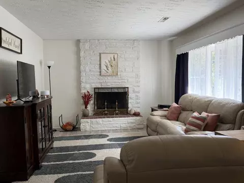 Living - 312 Circle St, Bluefield, VA 24605 photo 2 of 4