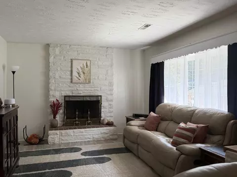Living - 312 Circle St, Bluefield, VA 24605 photo 1 of 4