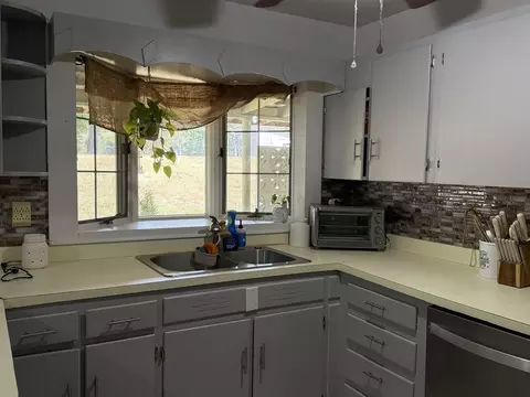 Kitchen - 312 Circle St, Bluefield, VA 24605 photo 3 of 5
