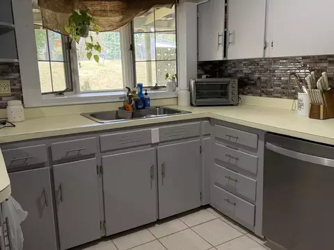 Kitchen - 312 Circle St, Bluefield, VA 24605 photo 4 of 5