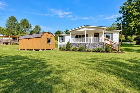 571 Call Valley Rd, Swords Creek, VA 24649