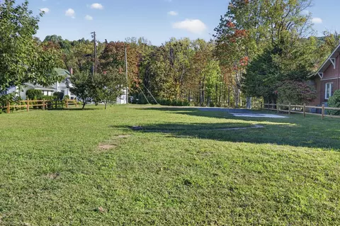 215 E Laurel Ave, Damascus, VA 24236 photo 10