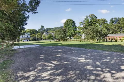 215 E Laurel Ave, Damascus, VA 24236 photo 7