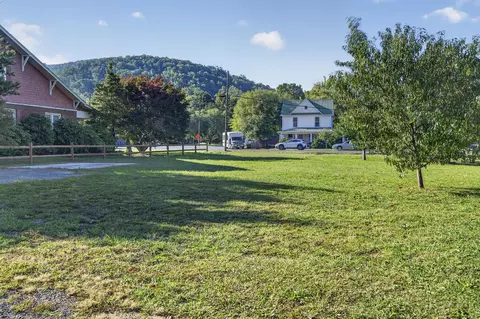 215 E Laurel Ave, Damascus, VA 24236 photo 9