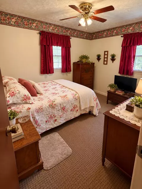 Bedroom - 109 Edgewater Dr, Cedar Bluff, VA 24609 photo 1 of 3