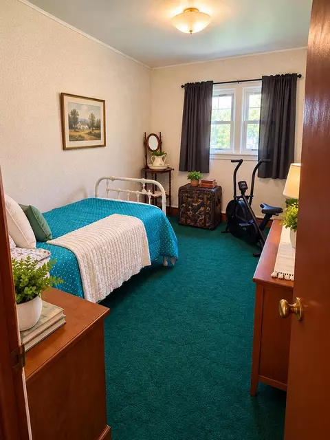 Bedroom - 109 Edgewater Dr, Cedar Bluff, VA 24609 photo 2 of 3