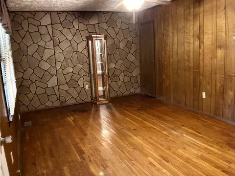 Living - 818 Buskill Ave, Richlands, VA 24641 photo 2 of 3