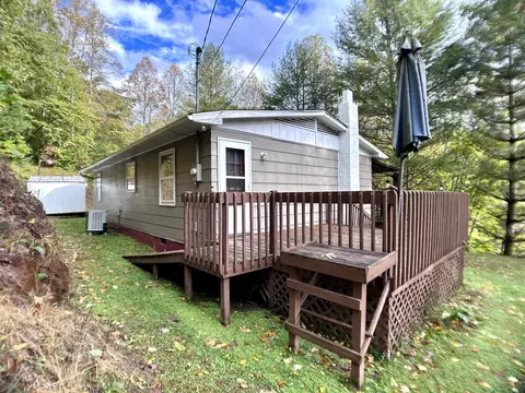 Exterior - 818 Buskill Ave, Richlands, VA 24641 photo 2 of 8