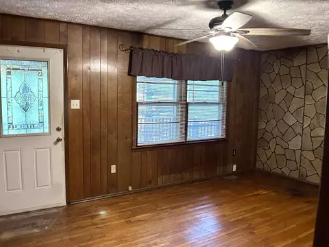 Living - 818 Buskill Ave, Richlands, VA 24641 photo 1 of 3