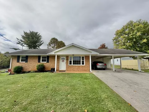 204 Highland Park Dr, Hillsville, VA 24343