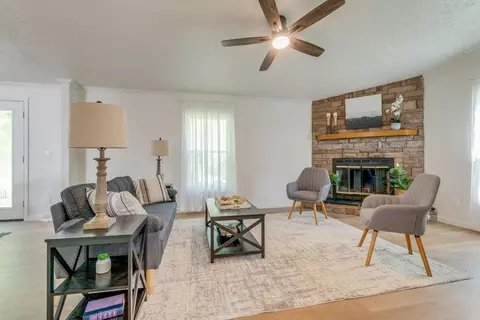 Living - 14181 Middle Pointe Ct, Abingdon, VA 24210 photo 2 of 2