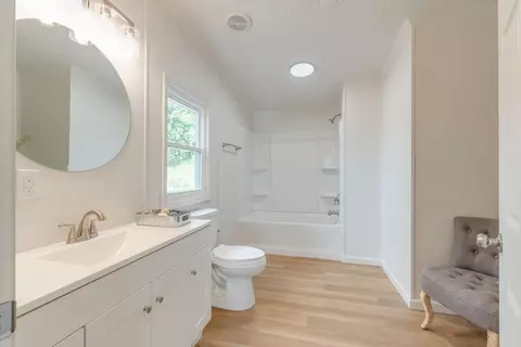 Bath - 14181 Middle Pointe Ct, Abingdon, VA 24210 photo 1 of 2