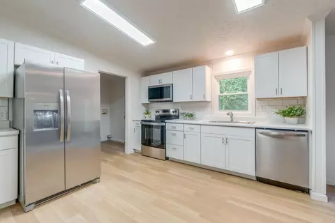 Kitchen - 14181 Middle Pointe Ct, Abingdon, VA 24210 photo 2 of 3