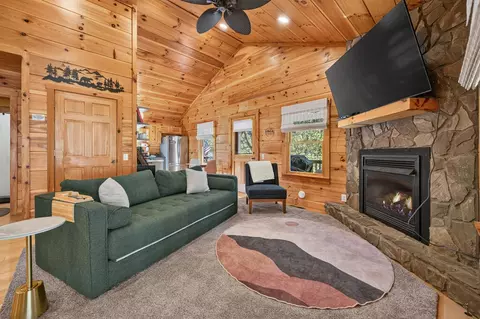 Living - 307 Current Lp, Hillsville, VA 24343 photo 2 of 5
