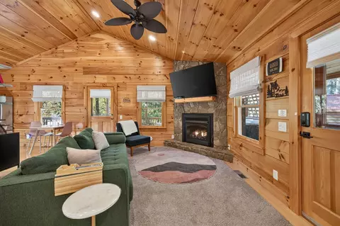 Living - 307 Current Lp, Hillsville, VA 24343 photo 3 of 5