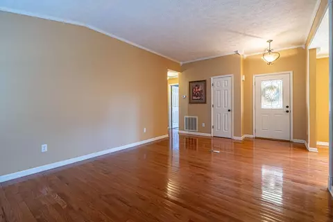 Living - 104 Ashbrook Ave, Cedar Bluff, VA 24609 photo 3 of 10