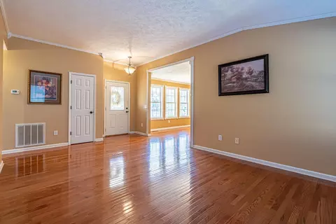 Living - 104 Ashbrook Ave, Cedar Bluff, VA 24609 photo 4 of 10
