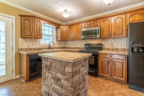 Kitchen - 104 Ashbrook Ave, Cedar Bluff, VA 24609 photo 2 of 5