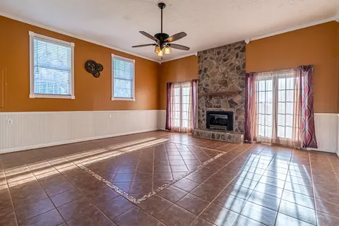Living - 104 Ashbrook Ave, Cedar Bluff, VA 24609 photo 8 of 10