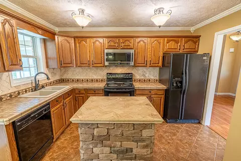 Kitchen - 104 Ashbrook Ave, Cedar Bluff, VA 24609 photo 4 of 5