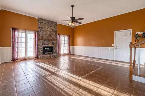 Living - 104 Ashbrook Ave, Cedar Bluff, VA 24609 photo 9 of 10