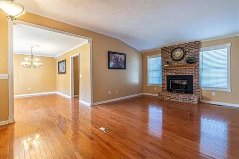 Living - 104 Ashbrook Ave, Cedar Bluff, VA 24609 photo 2 of 10