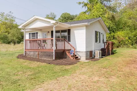 910 Crescent, Glade Spring, VA 24340 photo 1