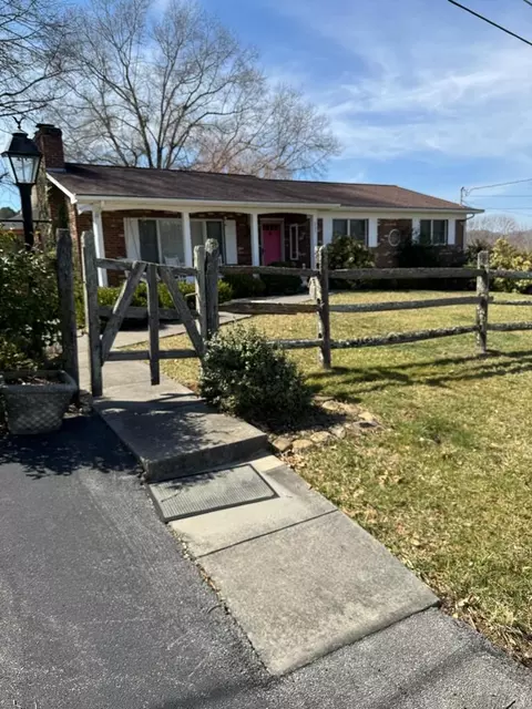 237 Spring Hill Ter, Bristol, VA 24201 photo 1