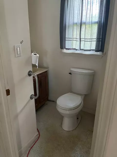 Bath - 239 Boxwood St, Glade Spring, VA 24340 photo 1 of 2