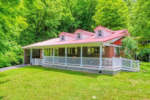 2477 Leemaster Dr, Vansant, VA 24656