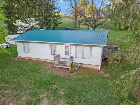 514 Wakefield Dr, Pounding Mill, VA 24637 photo 1
