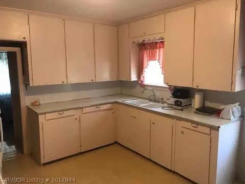 745 E Cherry St, Alma, AR 72921 photo 8