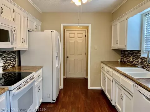 1308 Strozier Ct, Barling, AR 72923 photo 3