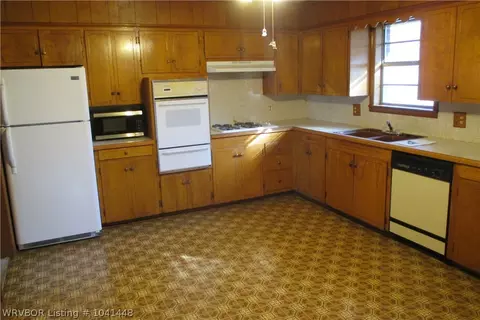 307 4th, Paris, AR 72855 photo 3