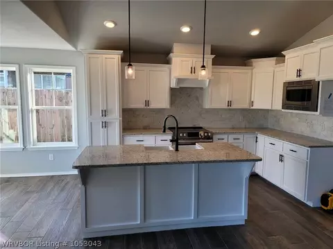 2210 Regency Ln, Barling, AR 72923 photo 5