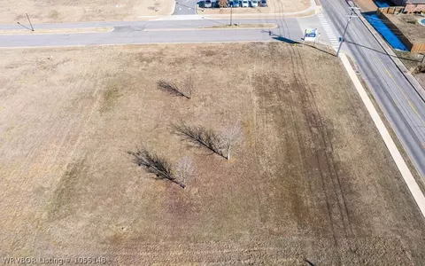 1109 Pointer Trl E, Van Buren, AR 72956 photo 2