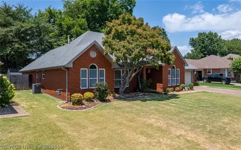 2704 Canterbury Cir, Fort Smith, AR 72903 photo 1