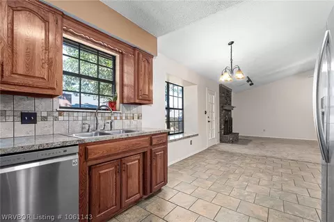 2308 Pine Ln, Barling, AR 72923 photo 5