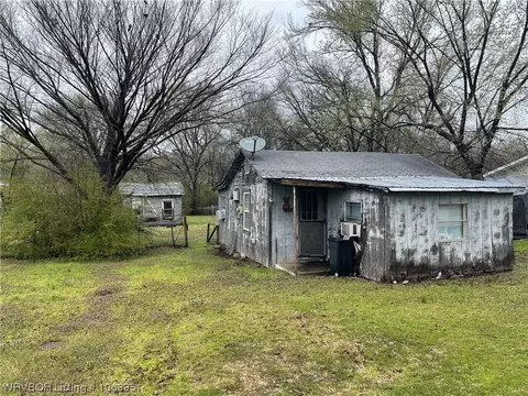 211 4th St, Spiro, OK 74959
