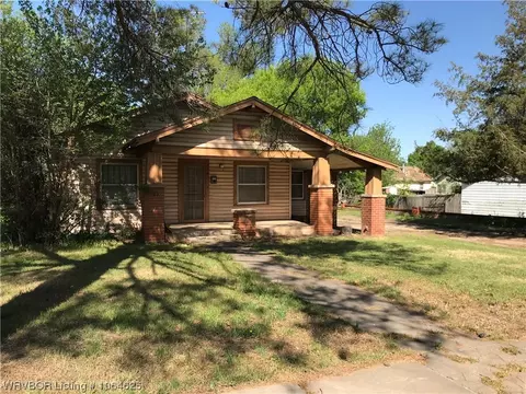 924 S 13 St, Chickasha, OK 73018