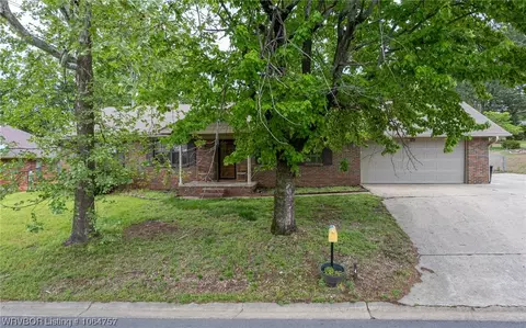 1404 N 9th St, Van Buren, AR 72956