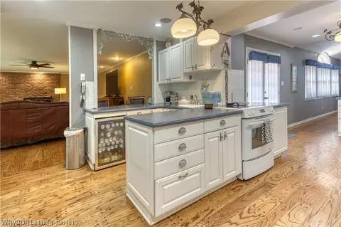Bath - 3327 Crowe Hill Cir, Fort Smith, AR 72903 photo 2 of 5