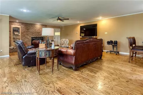Living - 3327 Crowe Hill Cir, Fort Smith, AR 72903 photo 2 of 5