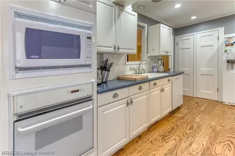 Kitchen - 3327 Crowe Hill Cir, Fort Smith, AR 72903 photo 3 of 4