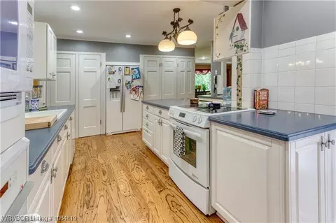 Kitchen - 3327 Crowe Hill Cir, Fort Smith, AR 72903 photo 2 of 4