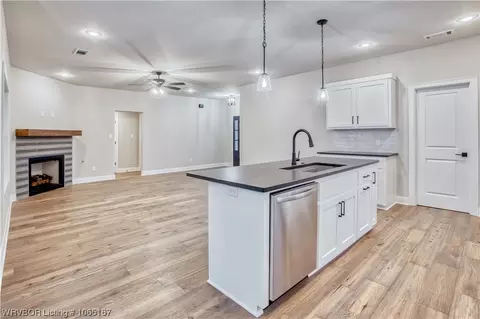 Kitchen - 2732 Turtle Creek Dr, Lavaca, AR 72941 photo 3 of 6