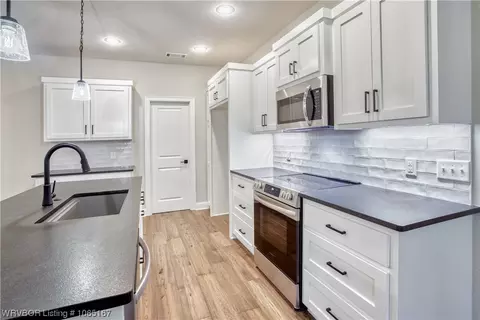 Kitchen - 2732 Turtle Creek Dr, Lavaca, AR 72941 photo 4 of 6