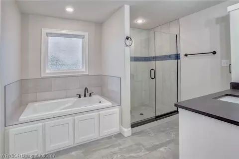 Bath - 2732 Turtle Creek Dr, Lavaca, AR 72941 photo 1 of 4