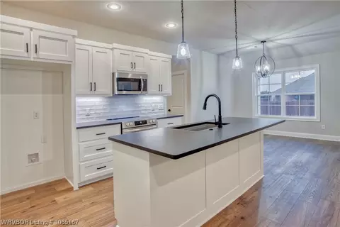 Kitchen - 2732 Turtle Creek Dr, Lavaca, AR 72941 photo 6 of 6